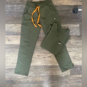 FIGS XSP “moss green” set